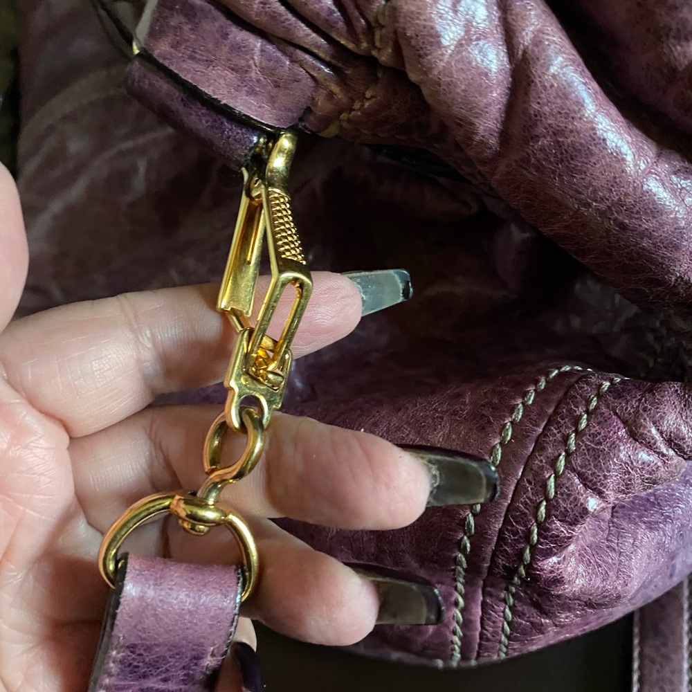 πGorgeous Miu Miu hobo bag in distressed purple leather. - Picture 6 of 12